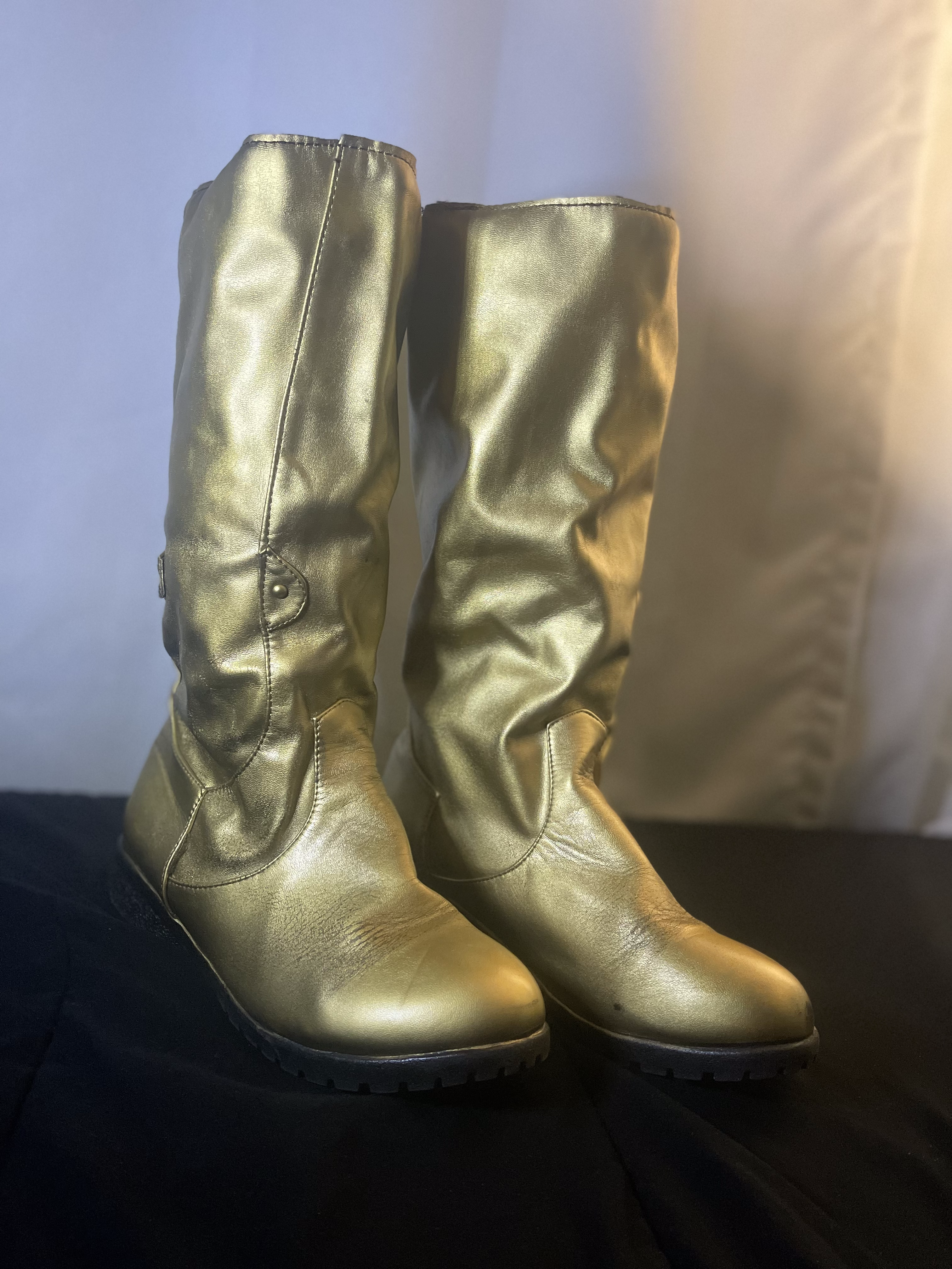 Mysterio's gold boots